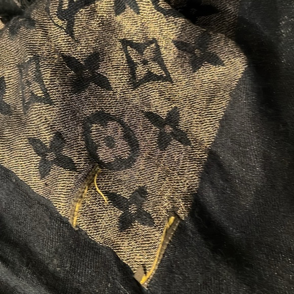 Louis Vuitton Navy Blue Scarf/Wrap🔥 - Picture 6 of 10